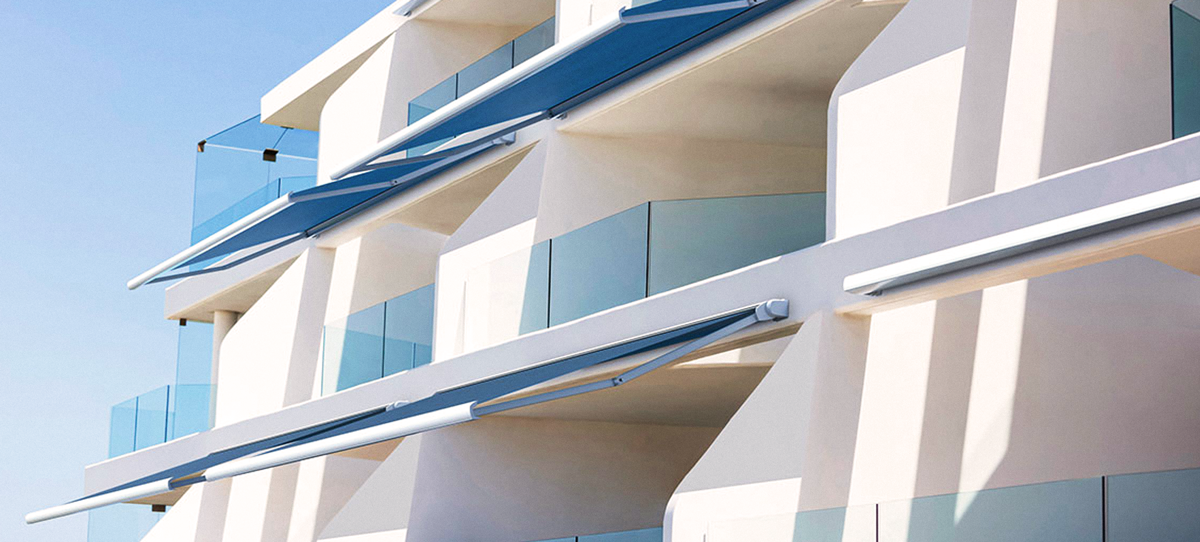 Description de nos stores extérieurs - Options de protection solaire Détail de deux étages d'un bâtiment moderne avec stores bannes installés