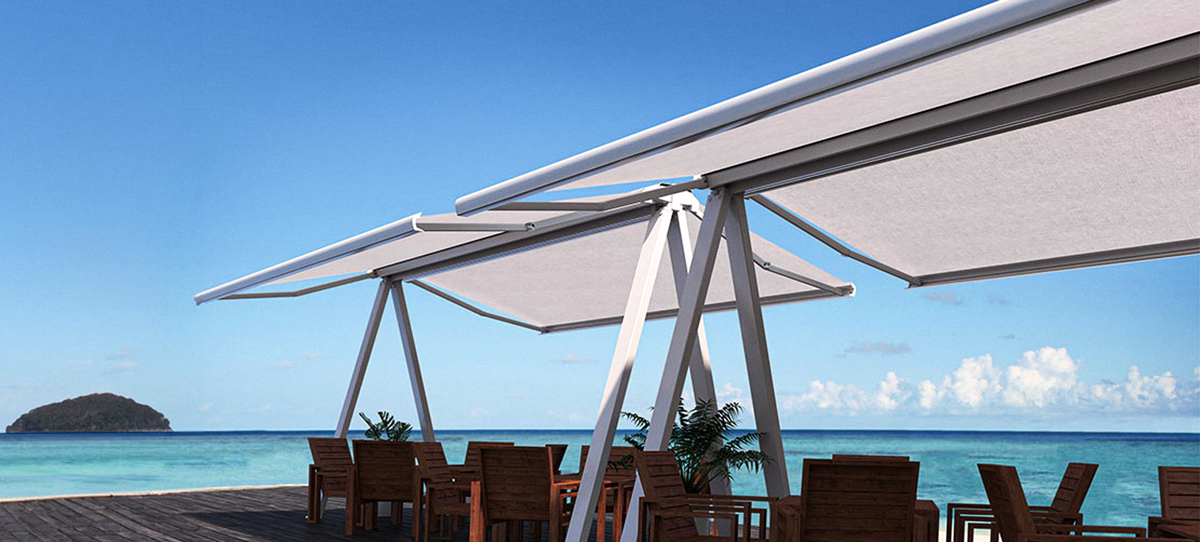 Store double-pente - Installation et avantages Stores double pente installés au bord de la mer