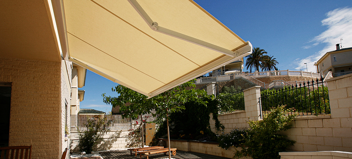 Choix de store banne - Confort et protection pour votre espace extérieur Maison de famille dans une communauté, terrasse protégée par un store banne