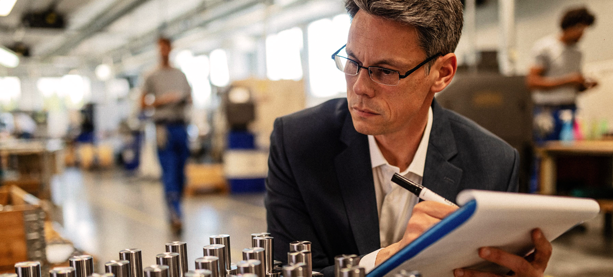 Normes européennes - Garantie de qualité et de conformité Ingénieur portant des lunettes effectuant un contrôle de qualité