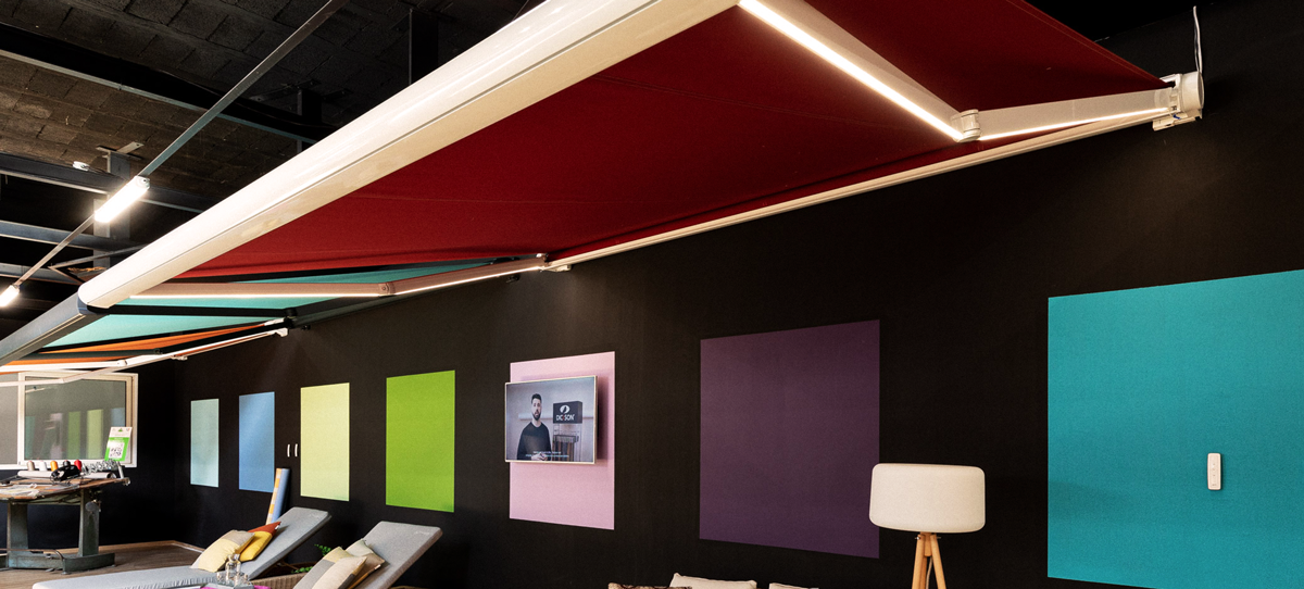 Store extérieur avec éclairage LED - Options présentées dans notre showroom Store banne avec éclairage LED exposé dans notre showroom