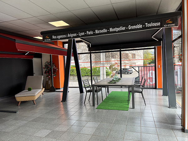 showroom-ici-store-grenoble magasin store banne grenoble, magasin store banne vaucluse, store banne grenoble, store banne vaucluse, magasin pergola grenoble, magasin pergola vaucluse, pergola grenoble, pergola vaucluse, showroom ici store, showroom ici st Stores banne double pente