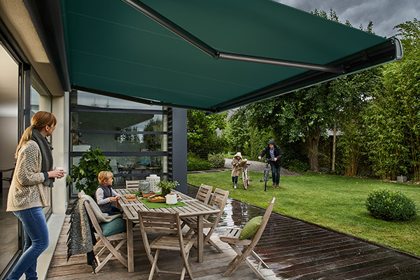 Store banne altea terrasse Famille protegee par store banne altea