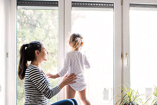 Mere et enfant protegees par volets roulants Mere et enfant protegees par volets roulants