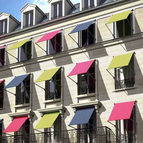 Stores bannette sur des fenêtres d'immeuble