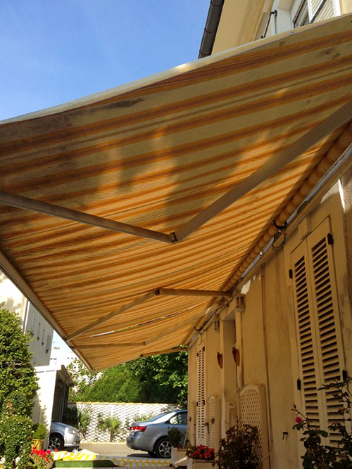 Avant et après - rentoilage de store banne Store banne usé avant le rentoilage