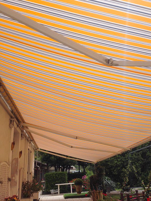 Store banne remis à neuf après le rentoilage. Store banne rénové comme neuf après le rentoilage.