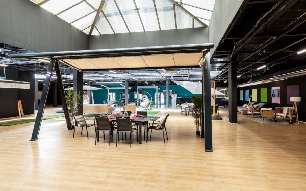 Explorer l'intérieur dans le Showroom ICI STORE Avignon Espace intérieur du Showroom ICI STORE Avignon