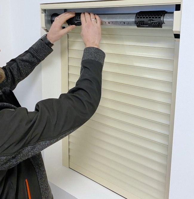 Une fois que vous aurez repéré les attaches, détachez-les. Détache des attaches