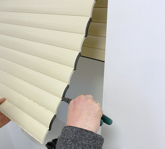 Insérez-le doucement dans les coulisses latérales Repositionnement du tablier