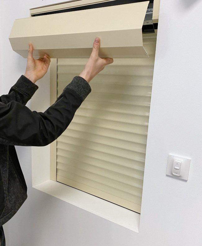 Ouvrir la face avant du volet roulant avec un tournevis adapté Ouverture du caisson du volet roulant