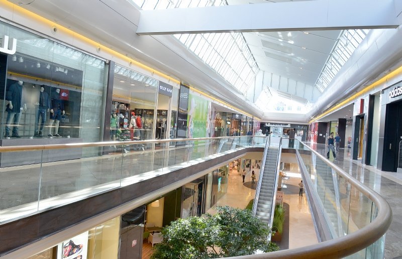Chantier d'installation de stores latéraux à Marseille Stores lateraux Pour Magasins Aux Terrasses Du Port A Marseille