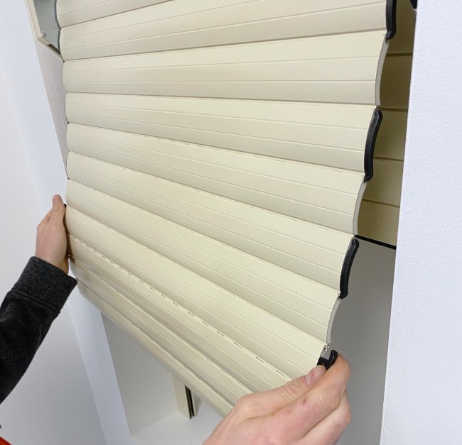 Remplacer une lame de volet roulant Sortir le tablier de ses coulisses