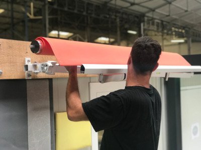 processus de démontage d'une toile usée Démonstration du démontage d'une toile usée : étape essentielle de l'entretien des stores.