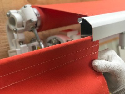 Redonner une apparence neuve à la toile de store. Restauration de la toile de store pour une apparence neuve."