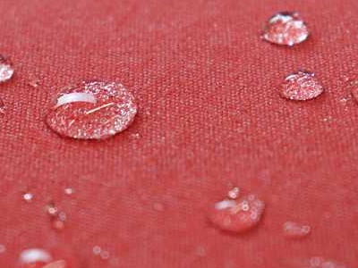 Déperlance et imperméabilité des toiles - Protection contre l'eau Goutte d'eau sur une toile, effet de déperlance