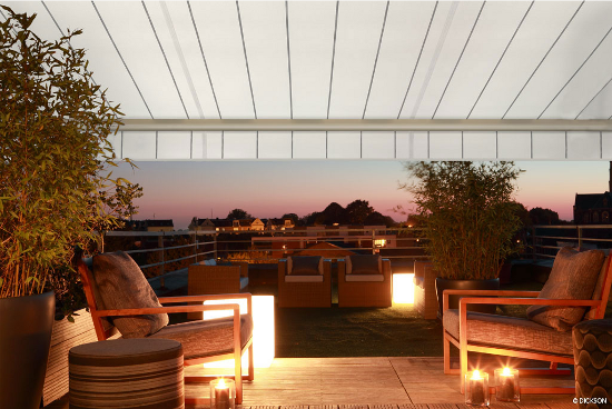 Terrasse avec Store Banne et Toile Dickson - Protection et Style Terrasse protégée par un store banne et une toile Dickson : Confort et Esthétique