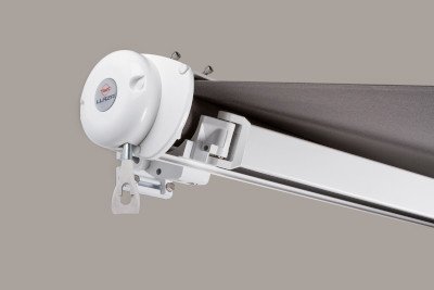 Contrôle manuel pour votre confort : Explorez l'image d'un store manuel pour réguler l'ombre de votre espace extérieur. Le store manuel : une option pratique pour contrôler l'ombrage de votre espace extérieur